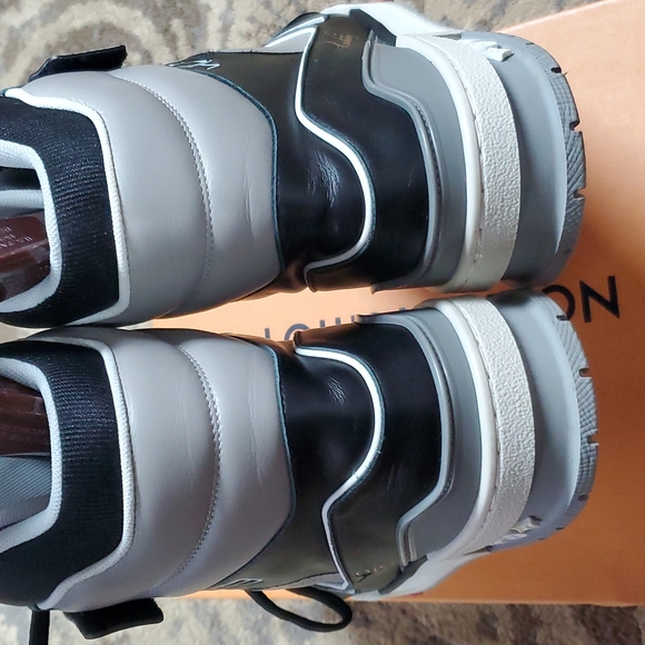 Louis Vuitton - Picture 3 of 10